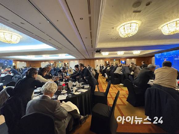 지난 12일 대한전자공학회와 해동과학문화재단이 개최한 2025년 제35회 해동상 시상식 및 송년회 자리에서 학회원들이 "전자" 구호와 함께 건배를 올리고 있다. [사진=권서아 기자]