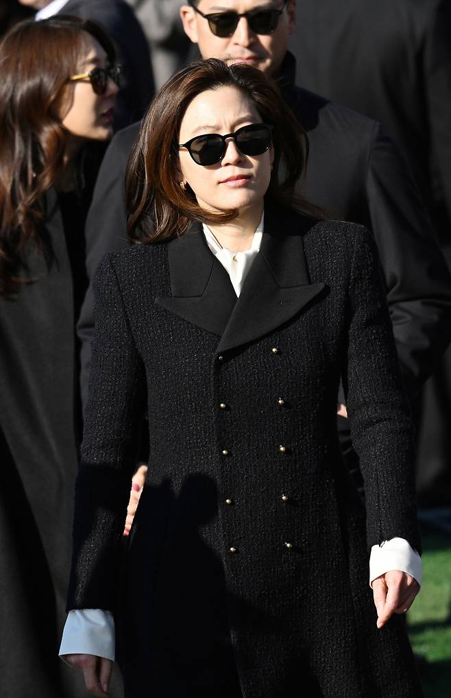 임세령 대상홀딩스 부회장이 지난달 28일 검은색 롱코트를 입고 아들 이지호씨의 해군사관후보생 임관식에 참석했다. 연합뉴스