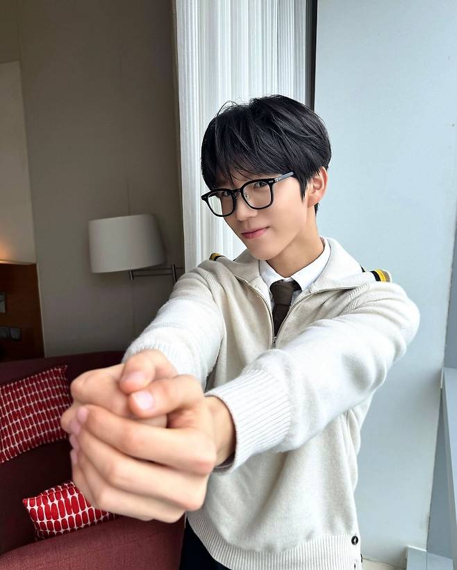 Jaehee of NCT Wish wearing a quarter zip (Instagram)