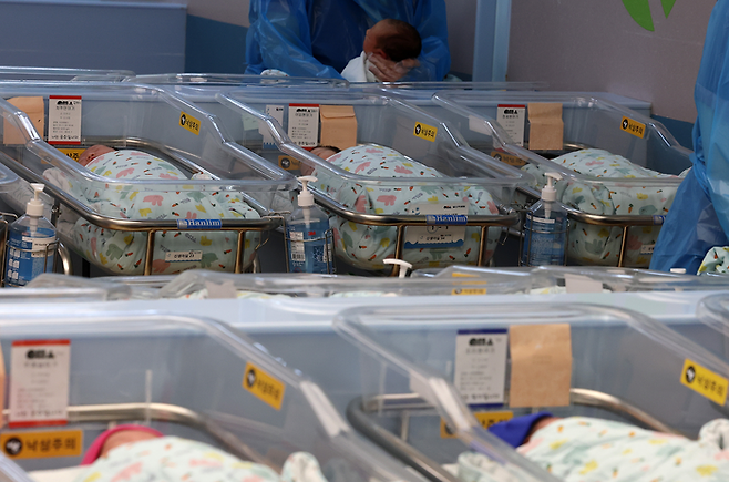 일산차병원 신생아실에서 간호사가 신생아를 돌보고 있다. [연합뉴스]