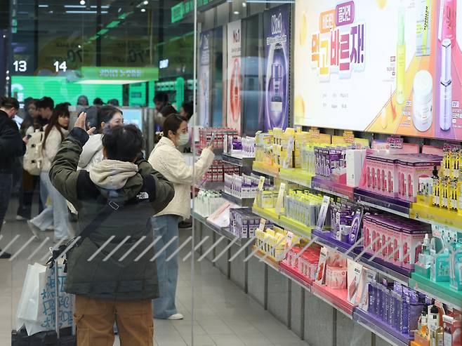 서울의 한 올리브영에서 외국인들이 화장품을 고르는 모습. [연합뉴스]