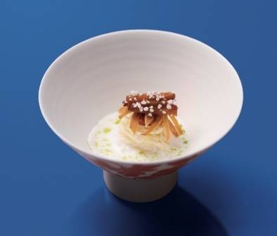 누룩소금과 크림치즈로 만든 비빔국수. USDEC 제공