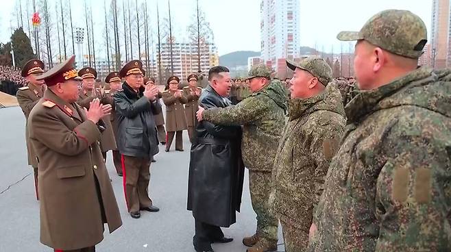 [서울=뉴시스] 북한 조선중앙TV가 13일 "해외작전지역에 출병하였던 조선인민군 공병부대 지휘관, 전투원들이 부과된 군사임무를 완수하고 승리의 개가드높이 귀국하였다"며 "제528공병련대(연대) 환영식이 12일 수도 평양의 4.25문화회관광장에서 성대히 진행되었다"고 13일 보도했다. 이날 환영식에는 김정은 국무위원장이 참석해 북한군의 공로를 치하했다.  (사진=조선중앙TV 캡처) 2025.12.13. photo@newsis.com  *재판매 및 DB 금지