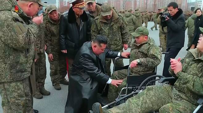 [서울=뉴시스] 북한 조선중앙TV가 13일 "해외작전지역에 출병하였던 조선인민군 공병부대 지휘관, 전투원들이 부과된 군사임무를 완수하고 승리의 개가드높이 귀국하였다"며 "제528공병련대(연대) 환영식이 12일 수도 평양의 4.25문화회관광장에서 성대히 진행되었다"고 13일 보도했다. 이날 환영식에는 김정은 국무위원장이 참석해 북한군의 공로를 치하했다.  (사진=조선중앙TV 캡처) 2025.12.13. photo@newsis.com  *재판매 및 DB 금지