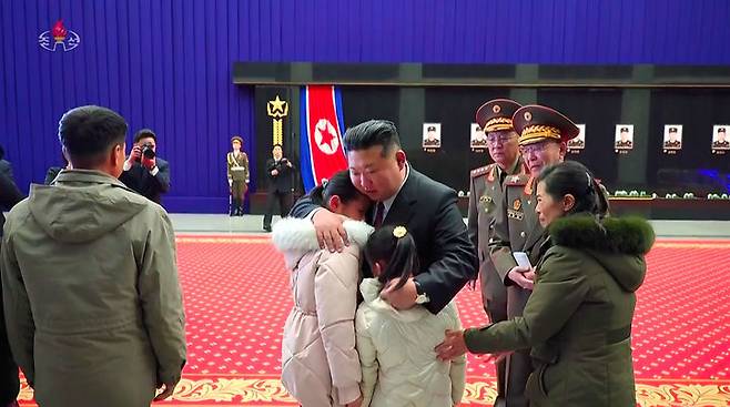 [서울=뉴시스] 북한 조선중앙TV가 13일 "해외작전지역에 출병하였던 조선인민군 공병부대 지휘관, 전투원들이 부과된 군사임무를 완수하고 승리의 개가드높이 귀국하였다"며 "제528공병련대(연대) 환영식이 12일 수도 평양의 4.25문화회관광장에서 성대히 진행되었다"고 13일 보도했다. 이날 환영식에는 김정은 국무위원장이 참석해 북한군의 공로를 치하했다.  (사진=조선중앙TV 캡처) 2025.12.13. photo@newsis.com  *재판매 및 DB 금지