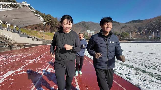 '낭만 러너' 심진석 씨와 함께 달리고 있는 신현정 기자 대화를 하며 달려야 했기에 페이스는 1km를 7분에 뛰는 속도로까지 늦췄다.