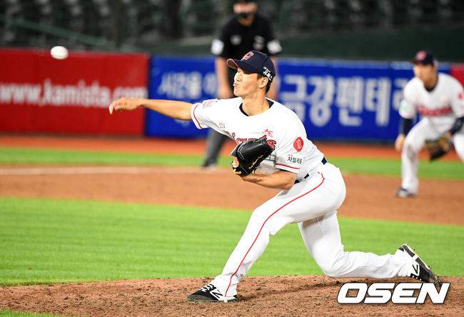 [OSEN=부산, 지형준 기자] 삼성은 26일 부산 사직구장에서 열린 원정 경기에서 연장 혈투 끝에 6-4로 승리했다. 오승환은 개인 통산 280세이브를 달성했고 이성곤은 프로 데뷔 6년 만에 첫 홈런을 신고했다. 반면 롯데 선발 댄 스트레일리는 퀄리티스타트 플러스 달성에도 승운과 거리가 멀었다. 연장 10회초 롯데 박명현이 역투하고 있다. /jpnews@osen.co.kr