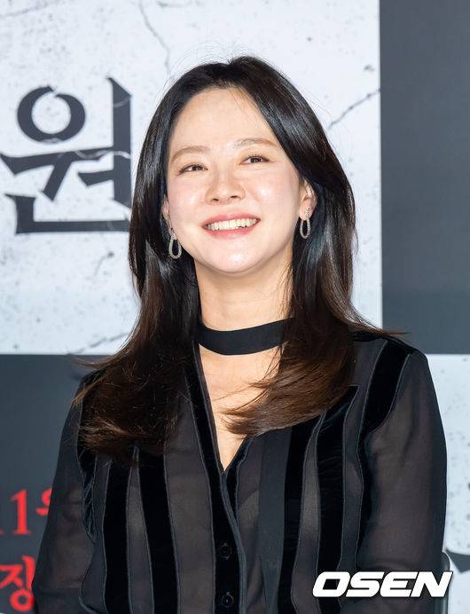 [OSEN=박준형 기자] 22일 오후 서울 용산아이파크몰 내 용산 CGV에서 영화 '구원자' 언론시사회가 진행됐다.영화 ‘구원자’는 축복의 땅 오복리로 이사 온 ‘영범’과 ‘선희’에게 기적 같은 일이 벌어지고, 이 모든 것이 누군가 받은 불행의 대가임을 알게 되면서 벌어지는 미스터리 오컬트로 배우 김병철과 송지효, 김히어라가 출연한다.배우 송지효가 미소 짓고 있다.  2025.10.22 / soul1014@osen.co.kr