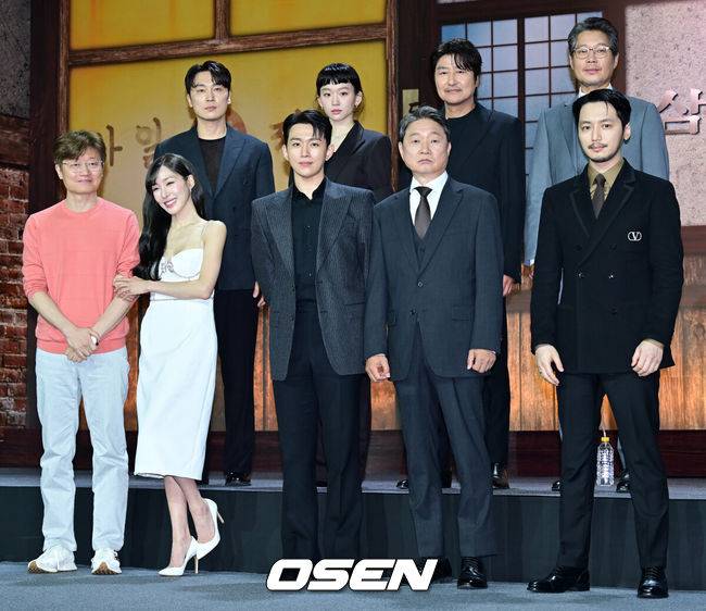 [OSEN=민경훈 기자] 8일 오전 서울 강남구 삼성동 그랜드 인터컨티넨탈 서울 파르나스 그랜드볼룸에서&nbsp;디즈니+ 오리지널 시리즈  '삼식이 삼촌'(각본감독 신연식) 제작발표회가 열렸다.'삼식이 삼촌'은 전쟁 중에도 하루 세끼를 반드시 먹인다는 삼식이 삼촌(송강호)과 모두가 잘 먹고 잘 사는 나라를 만들고자 했던 엘리트 청년 김산(변요한)이 혼돈의 시대 속 함께 꿈을 이루고자 하는 뜨거운 이야기를 그린 작품.배우 송강호의 첫 시리즈물이자, 탄탄한 필력과 섬세한 연출력으로 독창적인 작품을 선보인 신연식 감독과 변요한, 이규형, 진기주, 서현우 등 믿고 보는 배우들의 만남으로 뜨거운 화제를 모으고 있다.&nbsp;배우 송강호, 변요한, 진기주, 서현우, 오승훈, 주진모, 티파니 영, 유재명과 신연식 감독이 포토타임을 하고 있다. 2024.05.08 /rumi@osen.co.kr