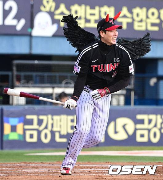 [OSEN=잠실, 조은정 기자] 프로야구 LG 트윈스가 22일 서울 잠실구장에서 ‘2025 러브기빙 페스티벌 with 챔피언십’을 개최했다.이번 행사는 2008년 ‘LG 트윈스 러브페스티벌’로 야구 꿈나무들을 위한 후원행사로 시작해, 2017년부터 ‘러브기빙데이’로 이름을 바꿔 팬과 선수단이 함께하는 자선행사다.팀 관우 홍창기가 출루하고 있다. 2025.11.22 /cej@osen.co.kr