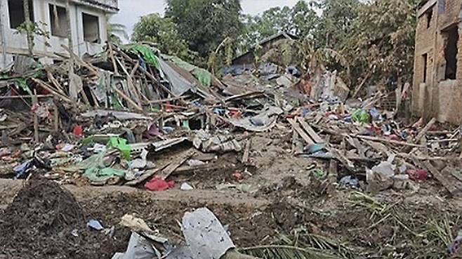 미얀마 군정 공습으로 파괴된 학교. 지난 9월 13일 미얀마 군정이 전투기를 동원해 서부 라카인주에 있는 사립 고등학교 2곳을 공습해 18명이 숨지고 21명이 다쳤다. (사진=연합뉴스)