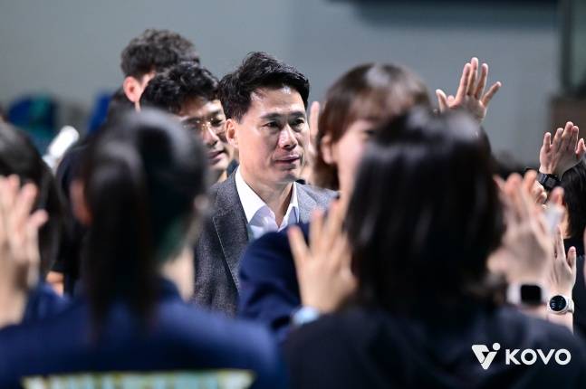 현대건설 강성형 감독이 13일 서울 장충체육관에서 열린 진에어 2025~2026 V리그 정규리그 3라운드 GS칼텍스와 방문경기에서 하이파이브를 하고 있다. /사진=KOVO 제공