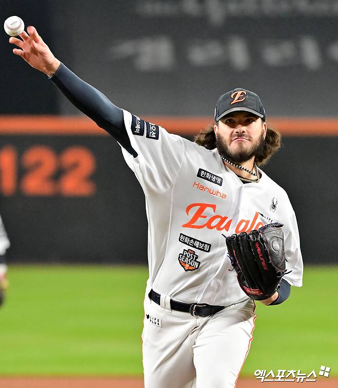 미국 야구통계사이트 팬그래프닷컴이 토론토 블루제이스 투수 코디 폰세가 2026시즌 40경기(선발 24경기) 155이닝 9승 9패 평균자책점 4.00의 성적을 기록할 것으로 내다봤다. 폰세는 2020~2021시즌 빅리그 통산 20경기(선발 5경기) 55⅓이닝 1승 7패 평균자책점 5.86을 올렸다. 엑스포츠뉴스 DB