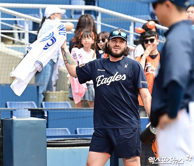 미국 야구통계사이트 팬그래프닷컴이 토론토 블루제이스 투수 코디 폰세가 2026시즌 40경기(선발 24경기) 155이닝 9승 9패 평균자책점 4.00의 성적을 기록할 것으로 내다봤다. 폰세는 2020~2021시즌 빅리그 통산 20경기(선발 5경기) 55⅓이닝 1승 7패 평균자책점 5.86을 올렸다. 엑스포츠뉴스 DB