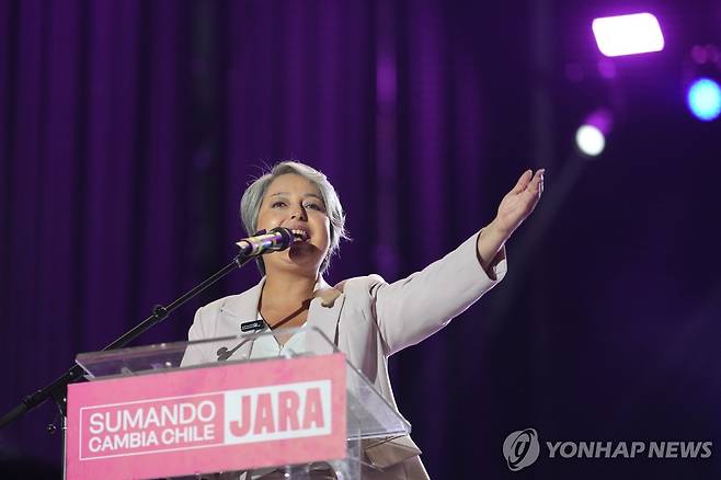 10일(현지시간) 지지 호소하는 히아네트 하라 칠레 대선 후보 [산티아고 AP=연합뉴스. 재판매 및 DB 금지]