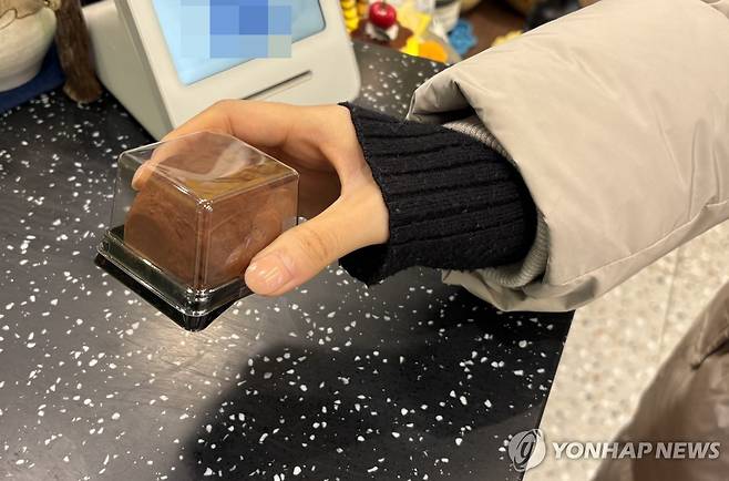 두바이 쫀득쿠키 (서울=연합뉴스) 강민지 인턴기자 = 지난 9일 용인에 위치한 한 카페에서 두바이 쫀득쿠키를 구매하는 모습. 2025.12.13