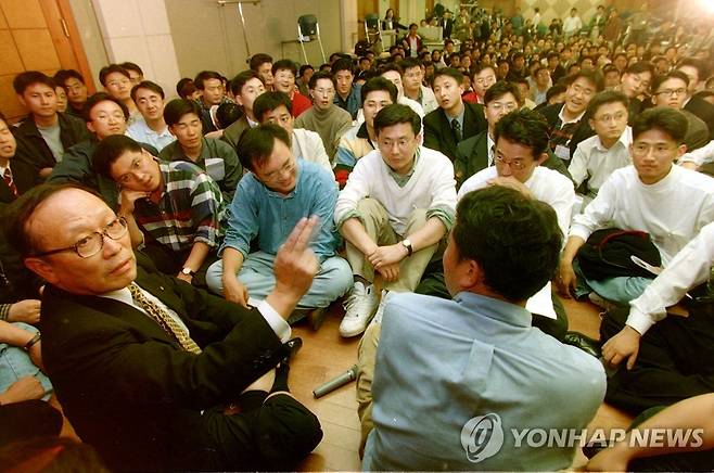 노조원에 둘러싸인 장기신용은행장 외환위기가 진행됐던 1998년 10월 31일 장기신용은행에서 열린 국민은행과의 합병승인을 위한 임시주총에서 노조원 4백여명이 오세종 행장(왼쪽)을 둘러싸고 합병승인 무효를 요구하고 있다
[연합뉴스 사진]