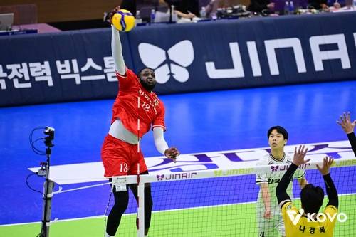 높은 타점을 자랑하는 베논 (서울=연합뉴스) 한국전력 주포 베논이 13일 수원체육관에서 열린 프로배구 남자부 KB손해보험과의 홈 경기에서 공격을 시도하고 있다. [한국배구연맹 제공. 재판매 및 DB금지]