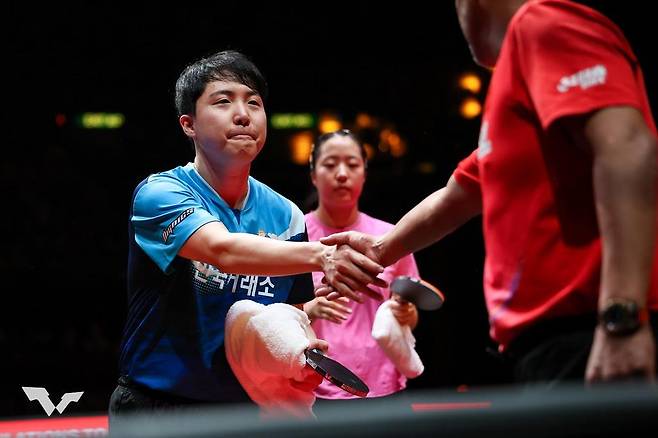 경기 후 인사 건네는 임종훈(왼쪽) [WTT 인스타그램 캡처. 재판매 및 DB 금지]