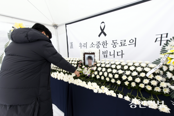 좌표 찍기와 민원폭주에 시달리다 세상을 등진 김포시 공무원의 추모공간에서 동료직원이 애도를 표하고 있다. 2024.3.7 /김우성기자 wskim@kyeongin.com