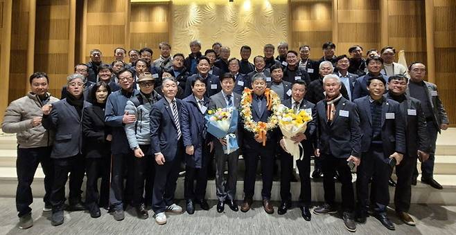 변중식 한국옥외광고협회 중앙회 제29대 회장(맨 앞줄 오른쪽 다섯 번째)이 당선 축하 꽃목걸이를 목에 걸고 협회 관계자들과 함께 기념촬영하고 있다. 사진=변중식회장