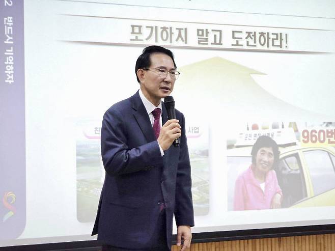 이완섭 서산시장은 12월 11일 서산 서령고등학교에서 특별 진로 특강을 실시했다.(사진=서산시 제공)