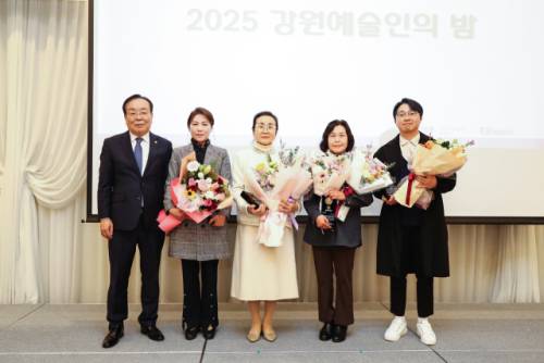 지난 12일 춘천세종호텔에서 열린 ‘2025강원예술인의 밤’ 행사에서 예술상 수상자들과 이재한 회장(사진 왼쪽 첫번째)이 시상식이 끝난 후 사진촬영을 하고 있다.