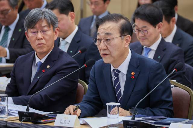 김윤덕 국토교통부 장관이 12일 세종시 정부세종컨벤션센터에서 이재명 대통령에게 업무보고를 하고 있다. 왼쪽은 김이탁 국토부 1차관. 연합뉴스