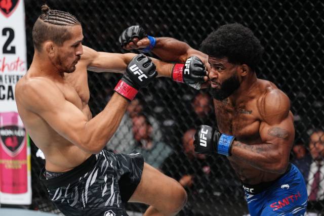 자코비 스미스(오른쪽)와 니코 프라이스의 대결 모습. UFC 제공