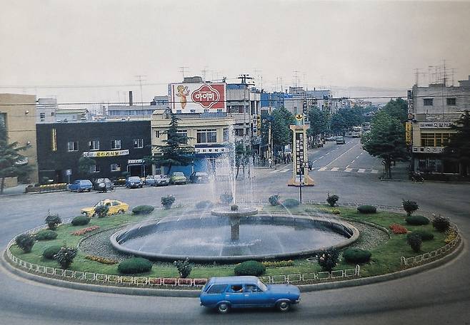 1977년 육거리 풍경. 왼쪽에 로타리냉면이 있고 그 옆에 고바우약국이 있다. /포항시 제공
