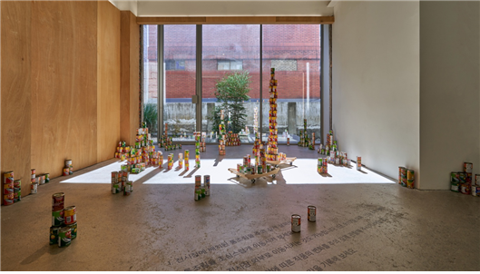 유수진, 파도에 사라졌다가 다시 나타나는 섬처럼, 2024, 통조림·시트지, 설치, 가변 크기. /작가 제공/