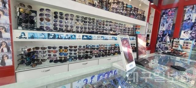 최근 전 세계를 강타한 K-화장품, K-드라마, K-팝 열풍이 안광학산업으로도 이어지면서 대구 안광학업계에도 훈풍이 불고 있다. 지난 12일 오후 대구 북구의 한 안경점 모습. 권영진 기자