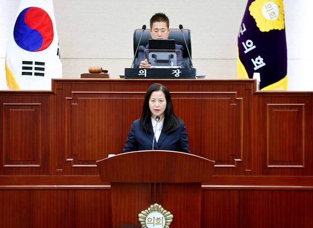 이화숙 부의장이 군정 운영의 투명성과 효율성을 높이기 위해 집행부와의 소통 강화를 당부하는 5분 발언을 하고 있다. 성주군의회 제공