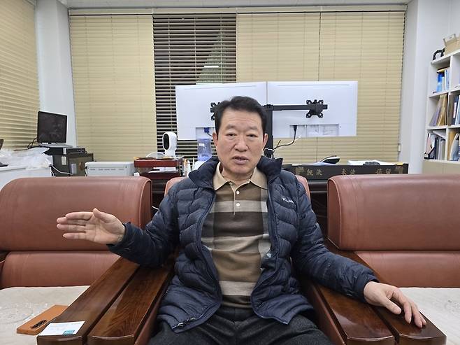 <주>평안의 강진구 CEO가 11일 임원실에서 개성공단 재개 등에 대해 이야기 하고 있다.