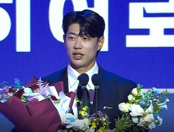 키움 송성문의 첫 KBO 시상식. (사진=티빙 중계 갈무리)