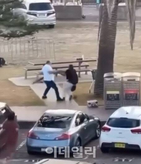 호주 시드니의 대표적인 관광 명소인 본다이 해변에서 14일 발생한 해변 총기 난사 사건 영상