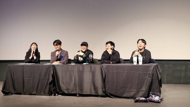 영화와 관련된 다양한 질문들에 답하며 웃음을 자아내는 개발진들&nbsp;(사진=정준혁 객원기자)