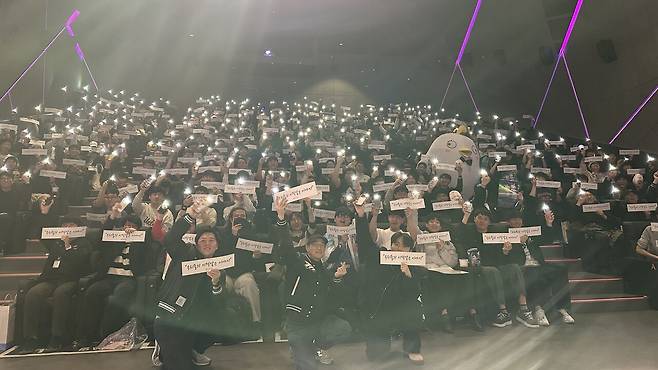 GV 마지막은 선생님들과 함께 기념했다&nbsp;(사진=넥슨 제공)