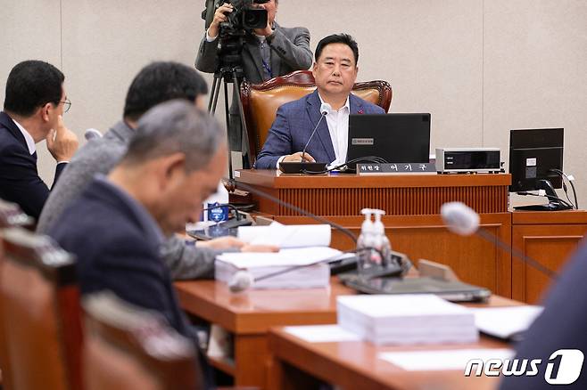 어기구 농림축산식품해양수산위원회(농해수위) 위원장이 지난 2023년 12월 서울 여의도 국회에서 열린 농해수위 농림축산식품 법안심사 소위원회를 주재하고 있다. 이날 개종식특별법은 민주당 단독으로 처리됐다. 2023.12.12/뉴스1 ⓒ News1 이승배 기자