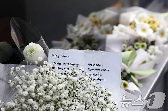 14일 오전 서울 성북구 안암동 영철버거 앞에 영철버거 대표 이영철 씨의 별세 소식을 추모하는 편지와 꽃이 놓여져 있다. '고려대 명물'로 통하는 '영철버거' 대표 이 씨는 지난 13일 별세했다. 향년 58세. 고인은 암 투병 중이었던 것으로 알려졌다. 지난 2000년 고려대 앞에서 리어카 노점으로 장사를 시작한 이 씨는 호주머니 사정이 어려운 학생들을 위해 값싼 한 끼를 만들어 왔다. 2025.12.14/뉴스1 ⓒ News1 황기선 기자