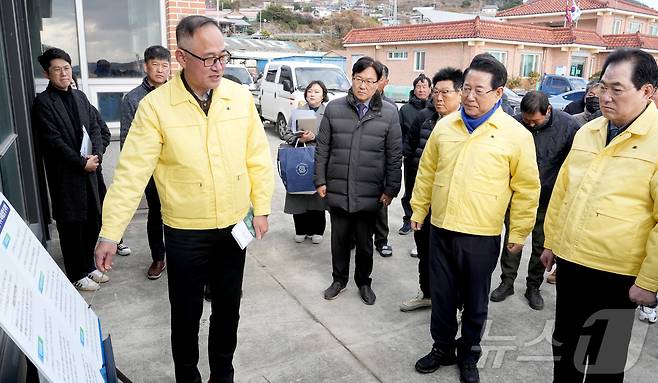 김영록 전라남도지사가 14일 완도군 약산면 득암리에서 완도 미역 양식장 피해 현황 및 건의사항을 청취하고 있다.(전남도 제공. 재판매 및 DB금지) 2025.12.14/뉴스1