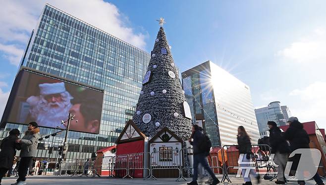 성탄절을 열흘 여 앞둔 14일 서울 종로구 광화문광장을 찾은 시민들이 겨울동화 속 산타마을 콘셉트로 꾸며진 크리스마스 광화문 마켓을 둘러보고 있다.  2025.12.14/뉴스1 ⓒ News1 오대일 기자