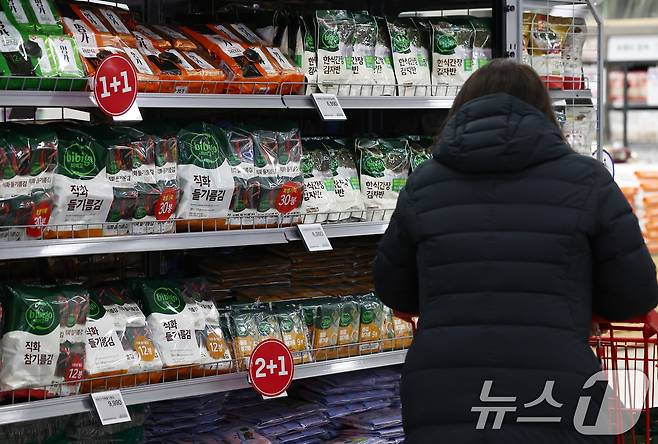 미국이 15% 상호관세 대상에서 조미김 수출 관세를 면제한 가운데 14일 서울 시내의 대형마트에서 외국인 관광객들이 김을 고르고 있다. 이날 해양수산부에 따르면 지난달 발표된 한미 관세·안보 분야 조인트 팩트시트(공동 설명자료)의 부속 문서에 조미김이 무관세 품목으로 기재됐다고 밝혔다. 수산물 가운데 미국의 15% 상호관세를 면제받는 것은 조미김이 유일하다. 2025.12.14/뉴스1 ⓒ News1 김민지 기자