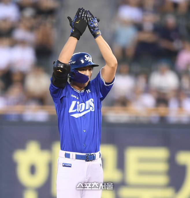 삼성 구자욱이 26일 서울 잠실구장에서 열린 2025 KBO리그 두산과 경기 3회초 2사1루 1타점 2루타를 친 후 세리머니를 하고 있다. 잠실 | 최승섭기자 thunder@sportsseoul.com