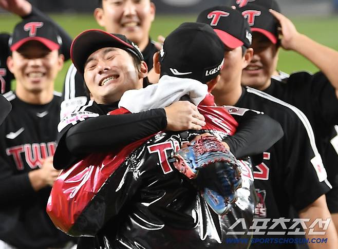 31일 대전 한화생명볼파크에서 열린 LG와 한화의 한국시리즈 5차전. LG가 4대1로 승리하며 시리즈 전적 4승 1패로 우승을 차지했다. 신민재가 염경엽 감독과 포옹하고 있다. 대전=정재근 기자 cjg@sportschosun.com/2025.10.31/