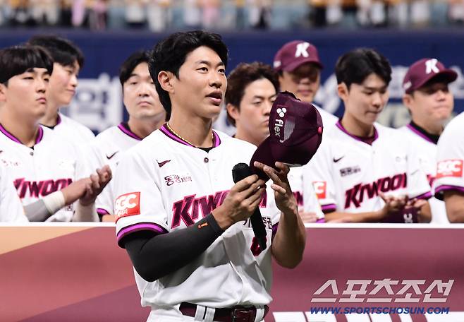 30일 서울 고척돔에서 열린 KBO리그 키움과 SSG의 경기. 경기 종료 후 올 시즌을 마친 키움 선수들이 팬들에게 인사를 했다. 팬들에게 인사하는 키움 주장 송성문. 고척=송정헌 기자songs@sportschosun.com/2025.09.30/