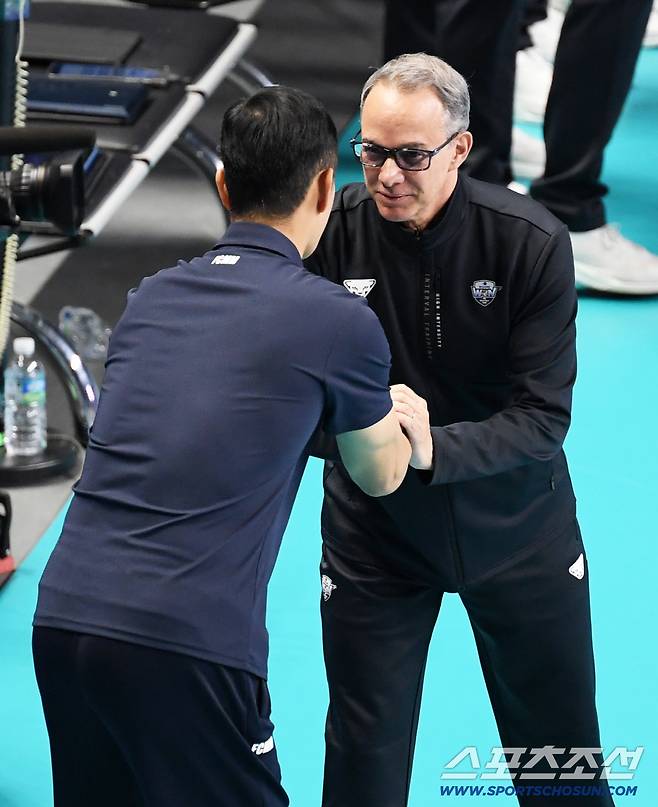 28일 장충체육관에서 열린 V리그 우리카드와 삼성화재의 경기. 우리카드 마우리시오 파에스 감독과 삼성 화재 김상우 감독이 인사를 나누고 있다. 장충=박재만 기자 pjm@sportschosun.com/2025.10.28/