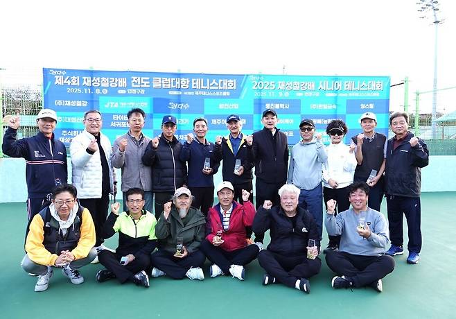 시니어부 시상식을 마치고.