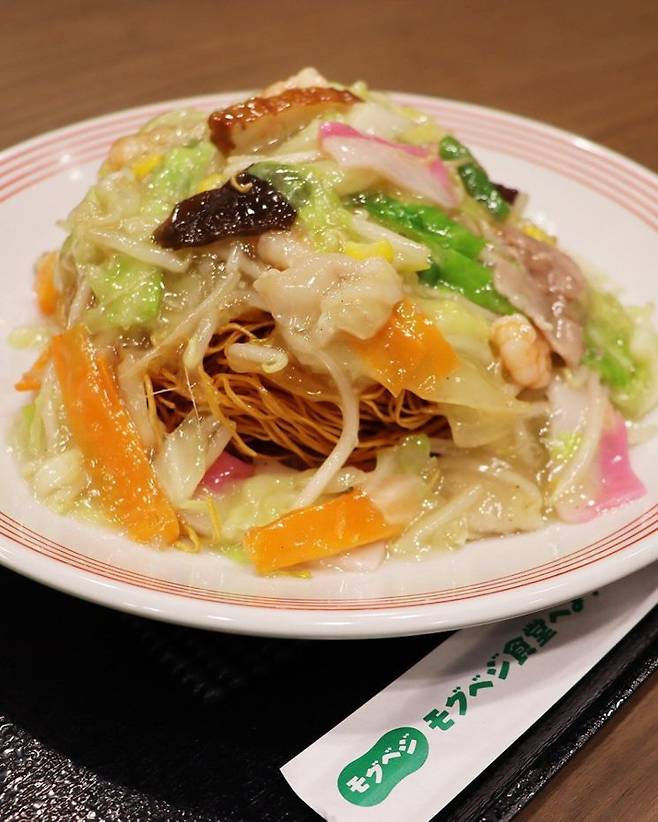 튀긴 면을 사용한 접시우동. 링거헛.