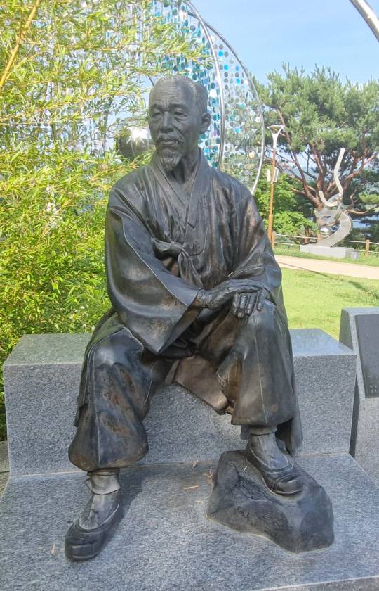 충북 청주 문의면 문의문화단지의  신석구 동상. 이곳에는 손병희 신채호 등 청주 출신 7명의 독립운동가 동상이 서 있다. 김재근 선임기자